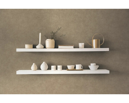 Twee witte planken met decoratieve items aan een muur