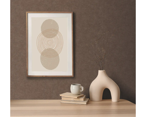 Decoratieve foto met lijst, vaas, beker en boeken op een tafel.