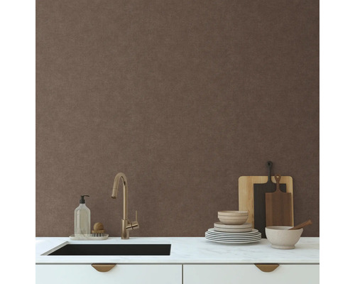 Keukenscène met gootsteen, servies en snijplanken tegen een wand met textielbehang