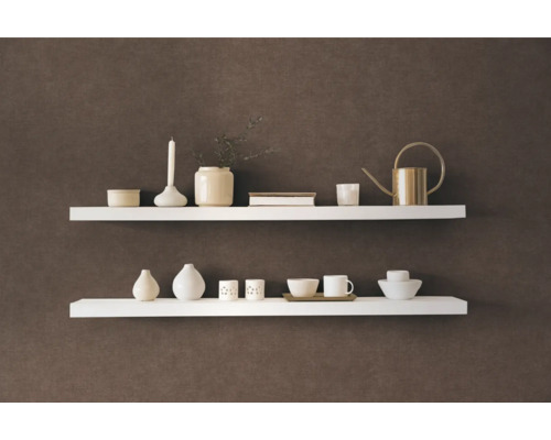 Twee witte wandplanken met decoratieve artikelen aan een muur