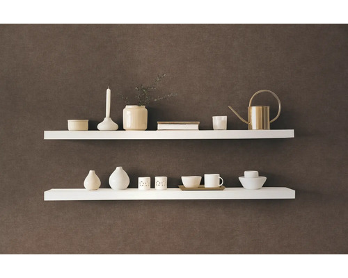 Twee witte wandplanken met diverse decoratieve objecten aan een muur