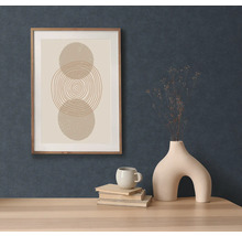 Decoratieve afbeelding met geometrisch ontwerp in houten lijst boven een bureau