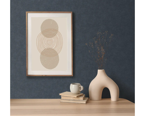 Decoratieve afbeelding met geometrisch ontwerp in houten lijst boven een bureau