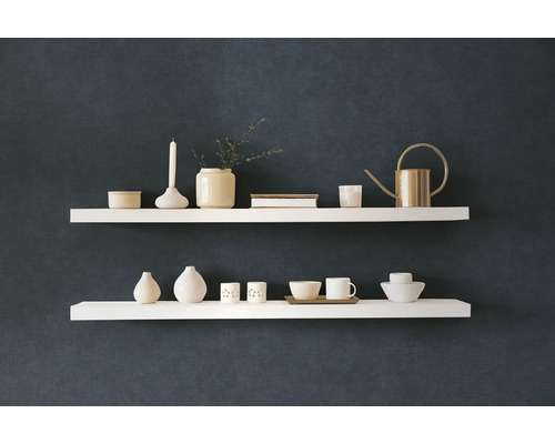 Twee schappen met decoratieve objecten aan een muur