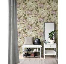 Entree met bloemenbehang, bank met schoenenrek, spiegel en bijzettafel.