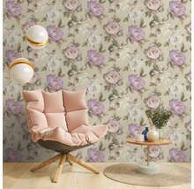 Decoratieve kamer met bloemetjesbehang, fauteuil en bijzettafel.