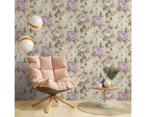 Decoratieve kamer met bloemetjesbehang, fauteuil en bijzettafel.