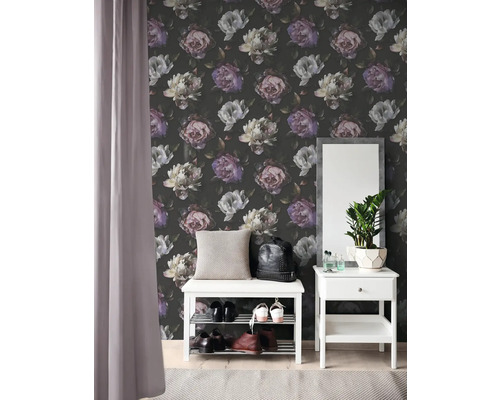 Entree met bloemenbehang, bank met schoenenrek en spiegel