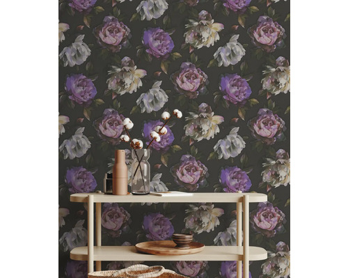 Behang met bloemmotief en plank