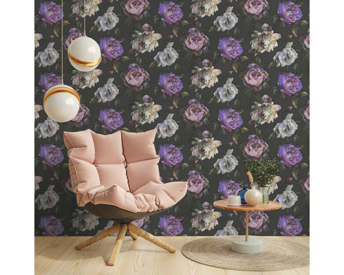 Decoratieve woonkamer met bloemenbehang, fauteuil en bijzettafel