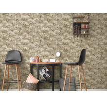 Kamer met magnolia behang, tafel en barkrukken
