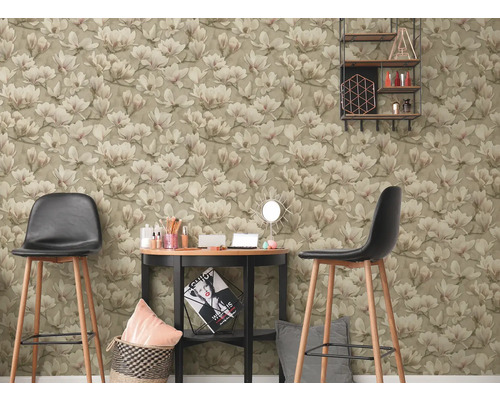 Kamer met magnolia behang, tafel en barkrukken