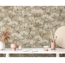 Close-up van een muur met magnolia bloesem behang boven een witte tafel met decoraties