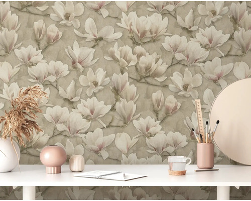 Close-up van een muur met magnolia bloesem behang boven een witte tafel met decoraties