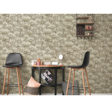 Kamerdecoratie met behang met bloemmotief, krukken en decoraties