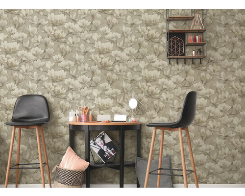 Kamerdecoratie met behang met bloemmotief, krukken en decoraties