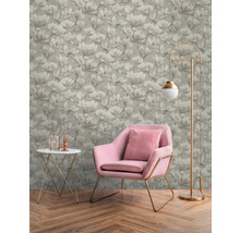 Scene met bloemenbehang, fauteuil, vloerlamp en bijzettafel