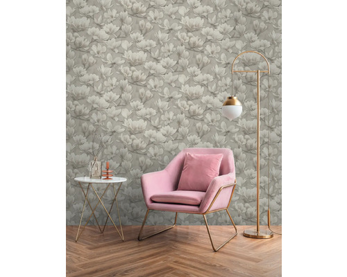 Scene met bloemenbehang, fauteuil, vloerlamp en bijzettafel