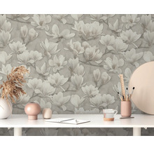 Scene met een wit werkblad en een muur met magnolia bloesem behang