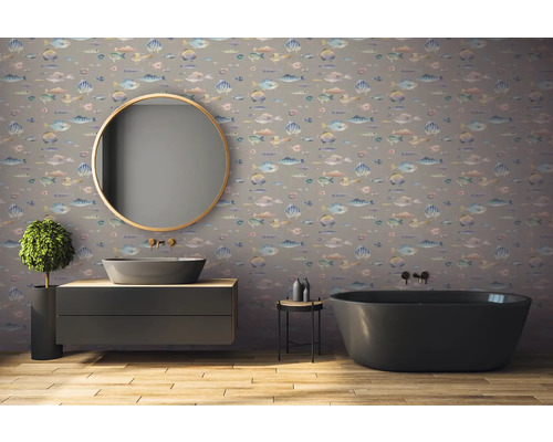 Badkamer met behang met vismotief, wastafel, spiegel en bad