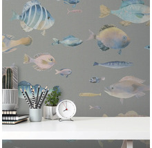 Close-up van een muur met behang met vissen en een bureau met decoratieve objecten