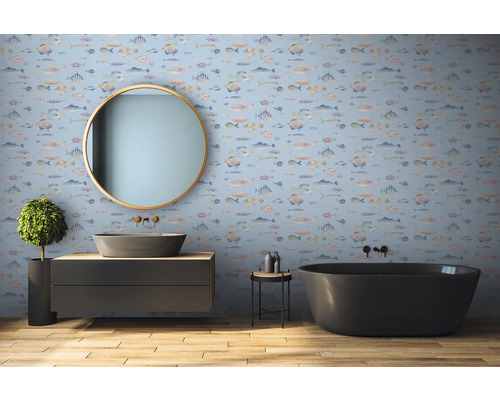 Badkamer met behang met vispatroon, ronde spiegel, wastafelmeubel, opzetwastafel en vrijstaand bad