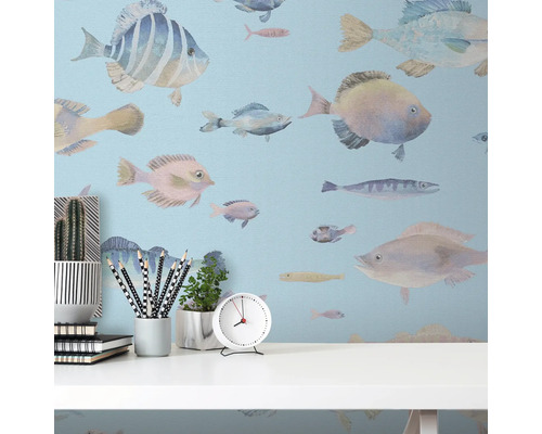 Decoratief behang met vismotief in een heldere kamer