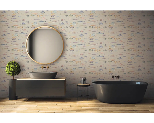 Badkamer met wastafel, spiegel, bad en behang met vispatroon