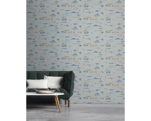 Scène met een behang met vispatroon, een bank en een tafel