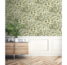 Woonkamer met groene bladbehang, houten dressoir en visgraatparket