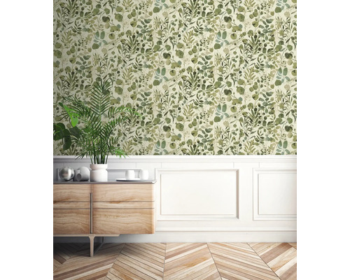 Woonkamer met groene bladbehang, houten dressoir en visgraatparket