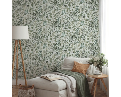 Woonkamer met botanisch behang, ligstoel en staande lamp