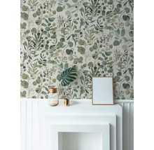 Woonkamer met bloemenbehang, witte schoorsteenmantel, fotolijst en decoratieve items