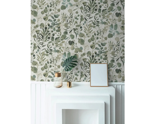 Woonkamer met bloemenbehang, witte schoorsteenmantel, fotolijst en decoratieve items