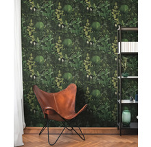Woonkamer met junglebehang, stoel en plank