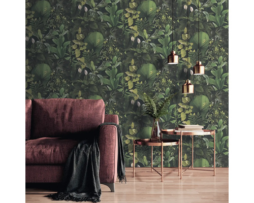 Woonkamer met bank, bijzettafels en junglebehang