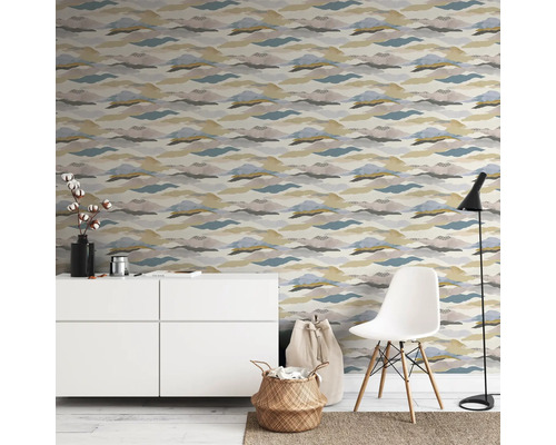 Woonkamer met behang met patroon, dressoir, stoel en lamp