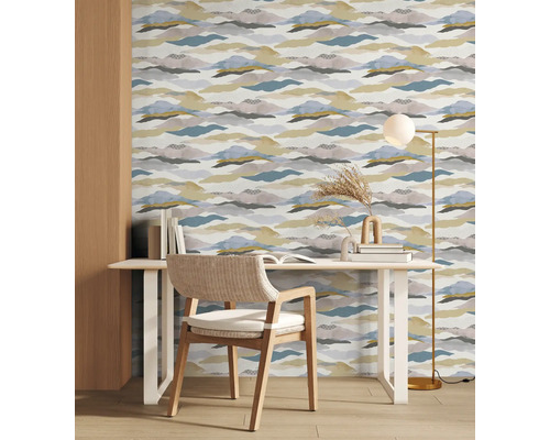 Decoratieve kamer met behang met patroon, bureau, stoel en staande lamp.