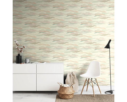 Woonkamer met behang met wolkenmotief, dressoir, stoel en lamp voor een lichte en vriendelijke sfeer.