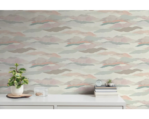 Kamerweergave met behang met wolkenmotief en een wit dressoir met decoratie