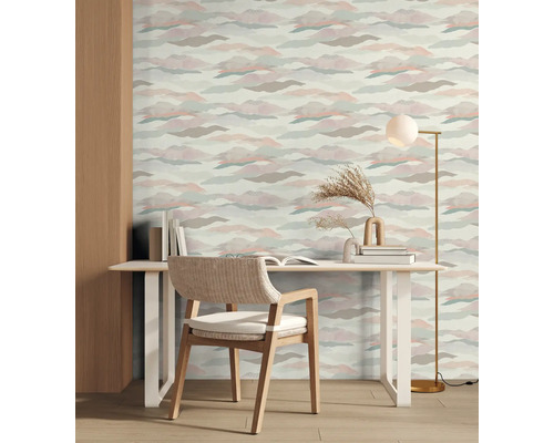 Inrichtingsvoorbeeld met wolkenbehang, bureau, stoel en staande lamp.