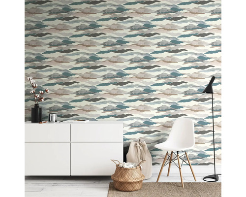 Woonkamer met patroonbehang, dressoir, stoel en staande lamp voor een heldere en georganiseerde sfeer.