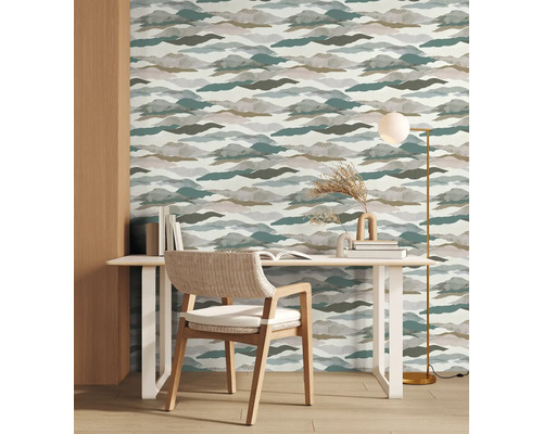 Scène met een bureau, een stoel en behang met een wolkenpatroon