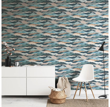 Kamerindeling met behang met patroon, ladekast, stoel en decoratie