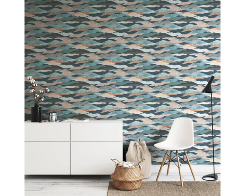 Kamerindeling met behang met patroon, ladekast, stoel en decoratie