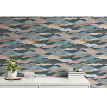 Muur met behang met patroon en decoratie