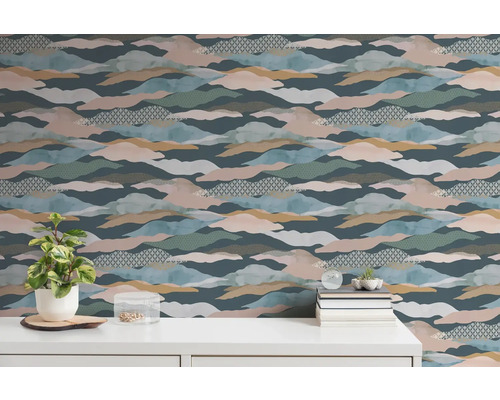 Muur met behang met patroon en decoratie