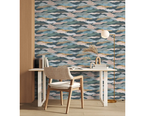 Scène met bureau, stoel en behang met patroon voor een werkkamer