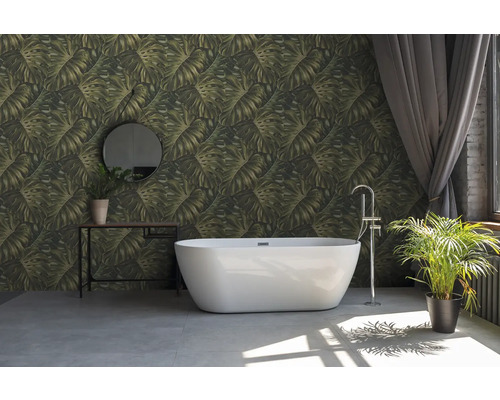 Badkamer met vrijstaand bad, console met spiegel en kamerplanten voor een wand met bladmotiefbehang.