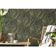 Woonkamer met Monstera bladeren behang, tafel en stoel